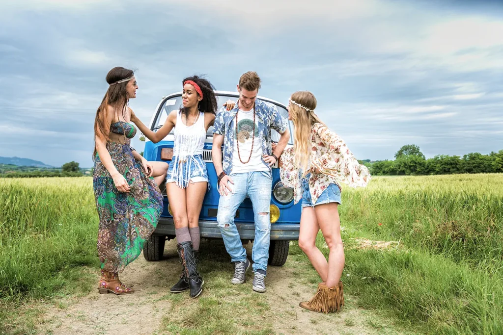 Jóvenes vistiendo moda estilo boho