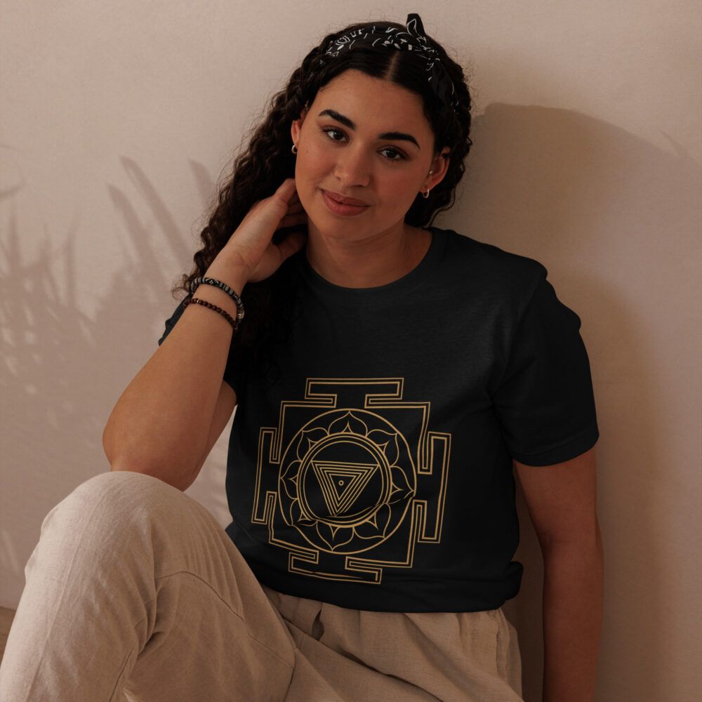 Camiseta eco unisex Kali Yantra dorado - Imagen 2